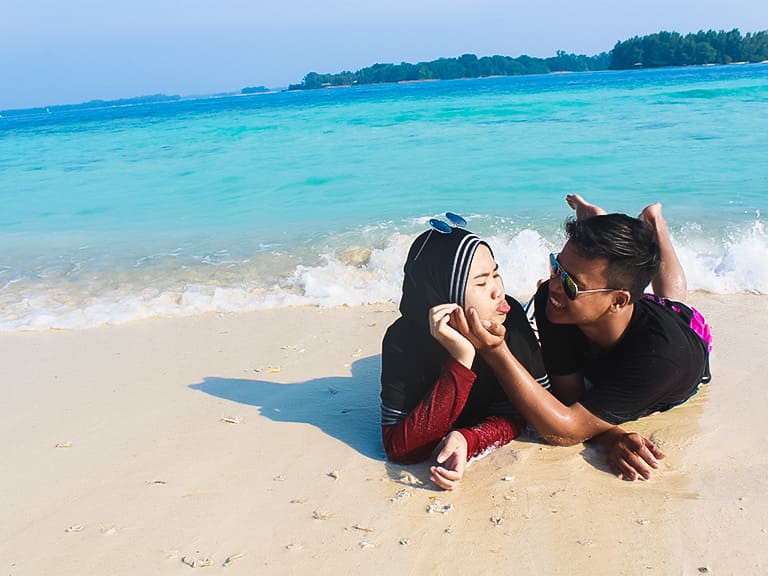 Bermesraan di Pantai Pulau Harapan