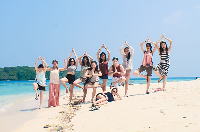 Bersantai di Pantai Pulau Harapan