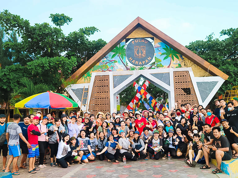 Foto Group di Depan Gapura Pulau Harapan